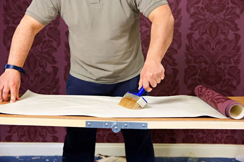 Подготовка поверхности и поклейка обоев: важные шаги и советы