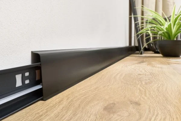 Плинтус пластиковый Arbiton INDO70 220 Чёрный матовый 2.5 м в Ульяновске